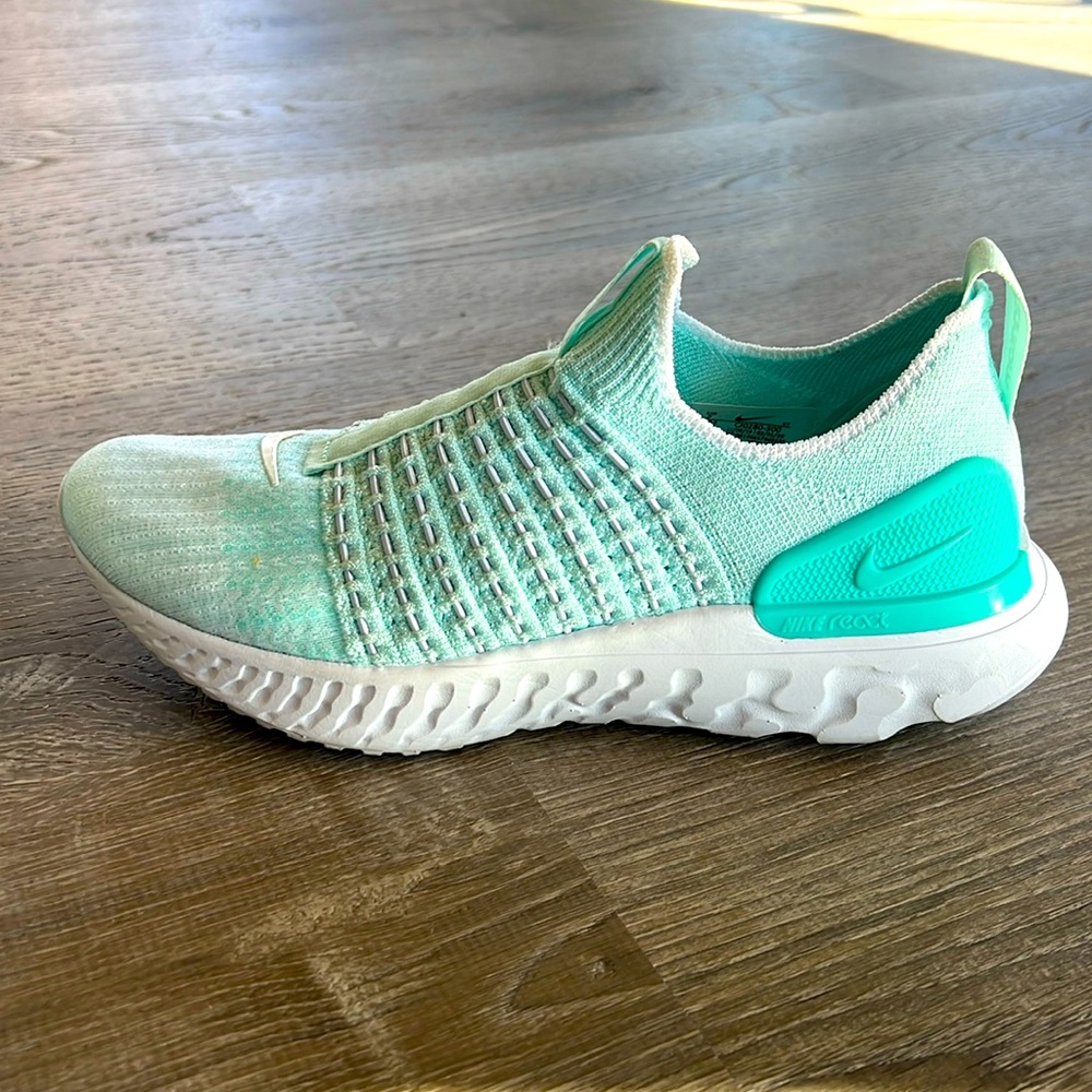 Nike women’s react phantom fly knit. Like new.